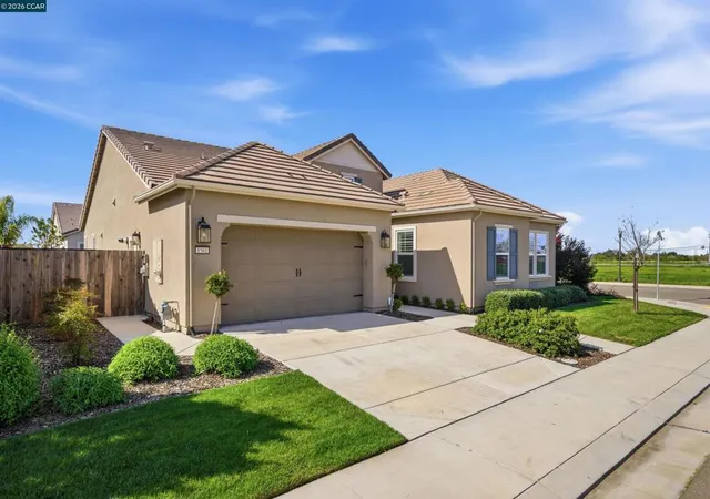 Photo 3 of Single family home for sale at 1501 Empire Dr, Lodi, CA 95242 | MLS# 41125738 | Listing updated on 2026-10-01