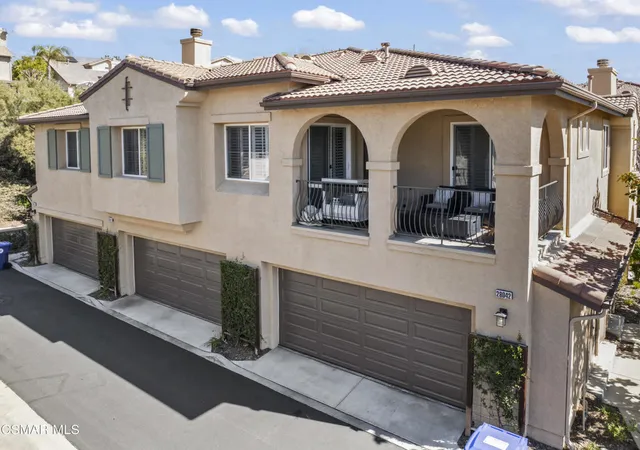 Townhouse for sale at 28046 Serra Ln, Valencia, CA 91355 | MLS# 226000971