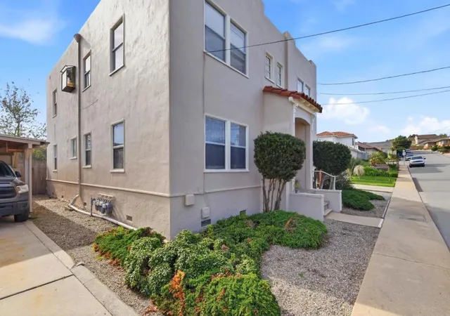 Listing Photo 4 - Condo for sale in building located at 15 Eastern Dr, Watsonville, CA 95076