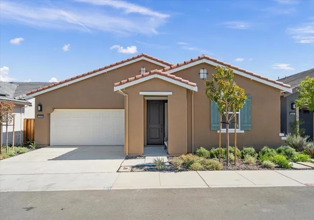 2nd image of 2109 White Oak Dr, Hollister, CA 95023 | MLS# ML82037501