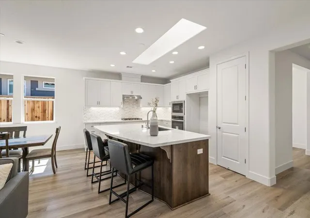 3rd image of 2109 White Oak Dr, Hollister, CA 95023 | MLS# ML82037501