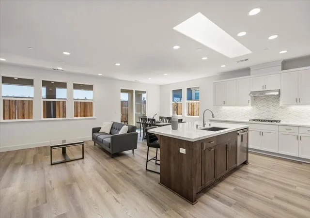 4th image of 2109 White Oak Dr, Hollister, CA 95023 | MLS# ML82037501