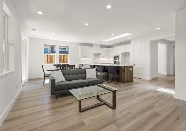 5th image of 2109 White Oak Dr, Hollister, CA 95023 | MLS# ML82037501