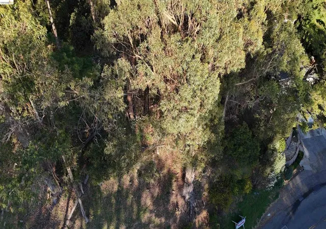 3rd image of 5847 5847 Ascot Dr, Oakland, CA 94611 | MLS# 41126326