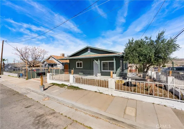 Photo 3 of Single family home for sale at 625 E Freedrick St, Barstow, CA 92311 | MLS# SR26050149 | Listing updated on 2026-04-13