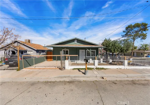 Photo 4 of Single family home for sale at 625 E Freedrick St, Barstow, CA 92311 | MLS# SR26050149 | Listing updated on 2026-04-13