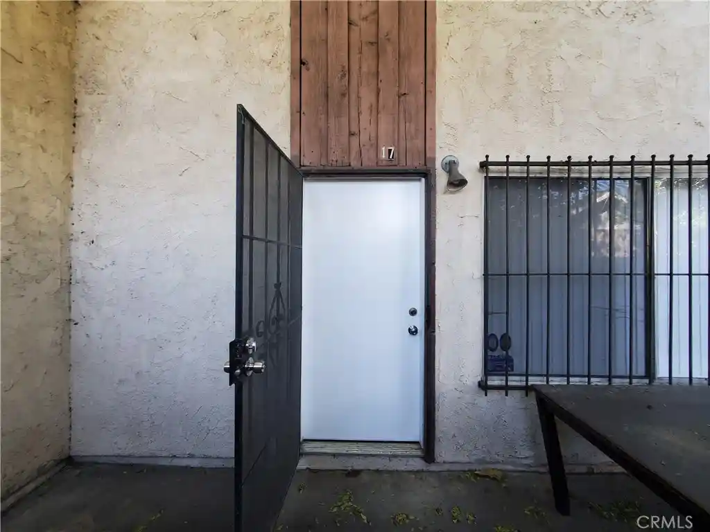 Listing Photo 2 - Condo for sale in 2020 W 23Rd St located at 2020 W 23Rd St, Long Beach, CA 90810 - Unit #17