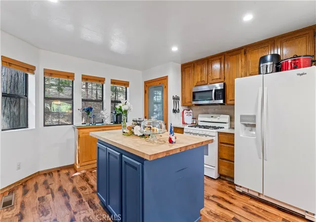Homes for sale in Lake Arrowhead, CA | 27528 Ashwood Ln, Lake Arrowhead, CA 92352 | MLS# IG26050878