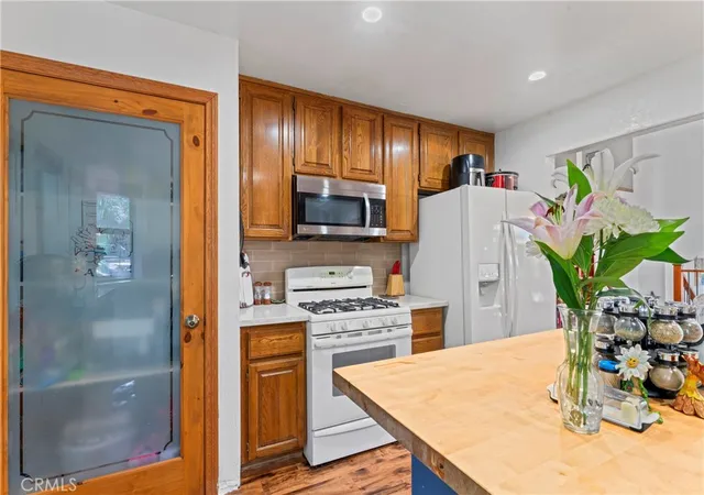 Photo 3 of Condo for sale at 27528 Ashwood Ln, Lake Arrowhead, CA 92352 | MLS# IG26050878 | Listing updated on 2026-10-03