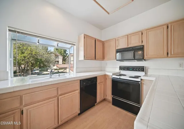 4th image of 668 Oak Run Trl, Oak Park, CA 91377
