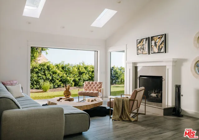3rd image of 18013 Sea Reef Dr, Pacific Palisades, CA 90272 | MLS# 25612345
