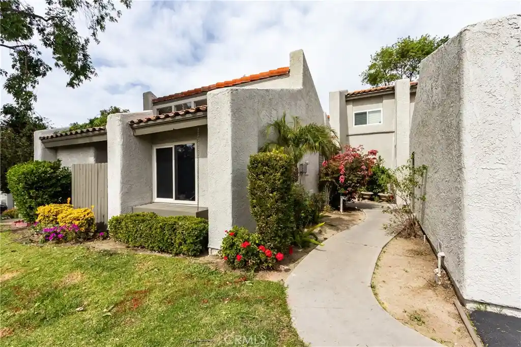 Listing Photo 2 - Condo for sale in 29344 Via Frontera located at 29344 Via Frontera, Murrieta, CA 92563 - Unit 29344 Via Frontera
