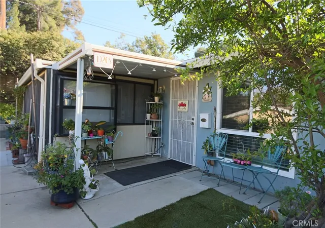 Homes for sale in Newhall, CA | 19208 Avenue Of The Oaks #J, Newhall, CA 91321 | MLS# SR26048340