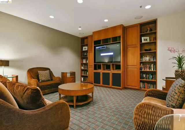 2nd image of 5855 Horton St, Emeryville, CA 94608