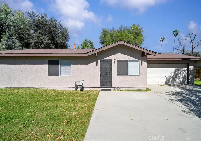 Photo 1 of Sale Pending at 1911 N Summit, Pasadena, CA 91103 | MLS# IV26055431 | Listing updated on 2026-09-30