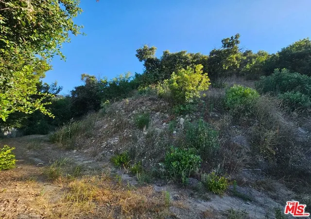 2nd image of 13388 Newcomb Dr, Sherman Oaks, CA 91423 | MLS# 26664573