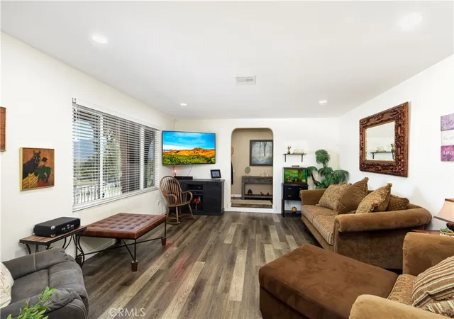 Photo 4 of Sale Pending at 28300 Rawlings, Hemet, CA 92544 | MLS# SW26056355 | Listing updated on 2026-06-17
