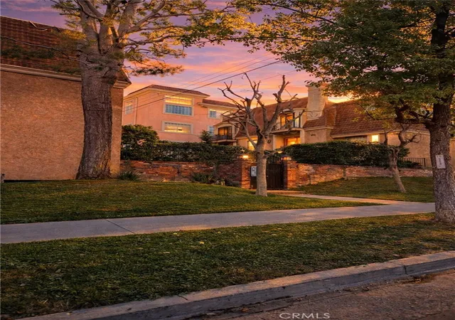 Photo 3 of Condo for sale at 4370 West 8th, Los Angeles, CA 90005 | MLS# BB26056418 | Listing updated on 2026-09-30