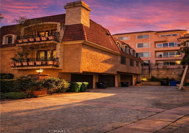 Photo 3 of Condo for sale at 4370 West 8th, Los Angeles, CA 90005 | MLS# BB26056418 | Listing updated on 2026-09-30