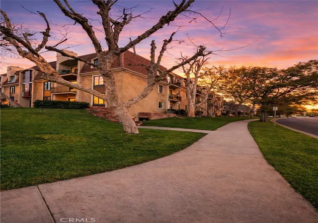 Photo 4 of Condo for sale at 4370 West 8th, Los Angeles, CA 90005 | MLS# BB26056418 | Listing updated on 2026-09-30