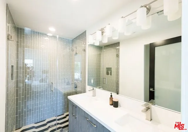 3rd image of 14827 Victory Blvd, Van Nuys, CA 91411 | MLS# 26664759