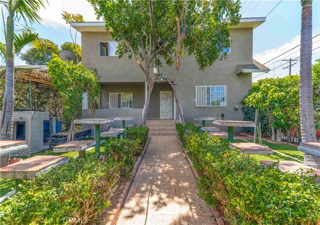 2nd image of 736 W 41st Pl, Los Angeles, CA 90037 | MLS# DW26056549