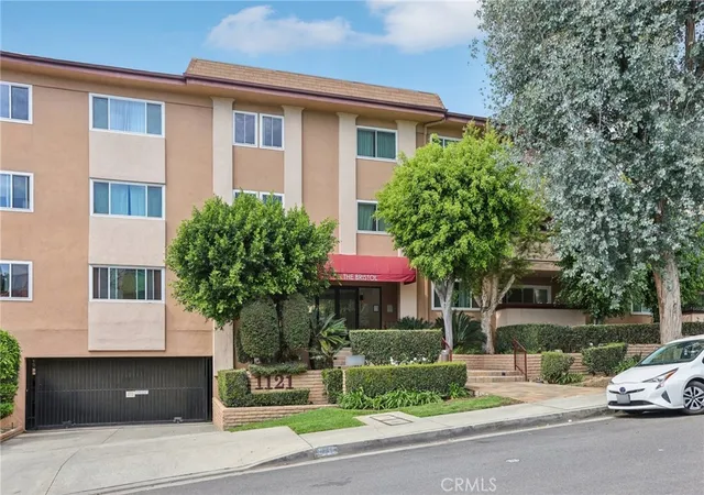 Listing Photo 1 - Condo for sale in building located at 1121 N Olive Dr, West Hollywood, CA 90069 - Unit #211