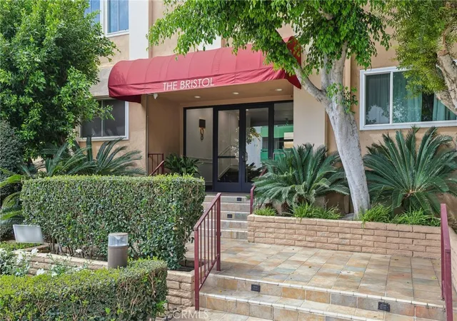 Listing Photo 2 - Condo for sale in building located at 1121 N Olive Dr, West Hollywood, CA 90069 - Unit #211