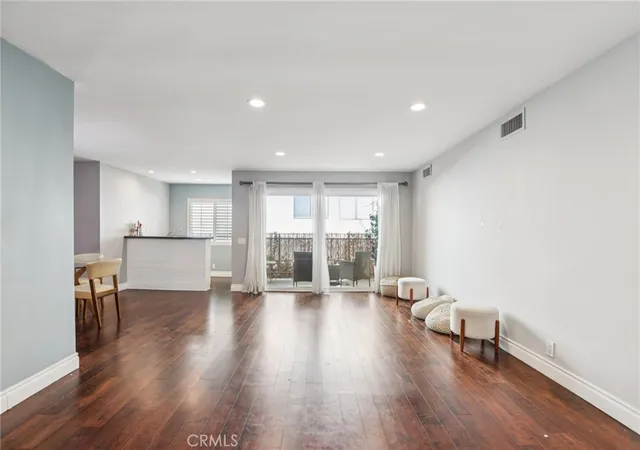 Listing Photo 3 - Condo for sale in building located at 1121 N Olive Dr, West Hollywood, CA 90069 - Unit #211