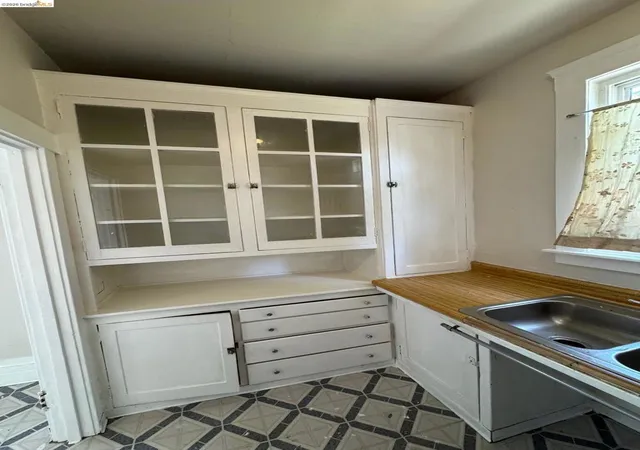 3rd image of 1626 12Th St, Oakland, CA 94607 | MLS# 41127420