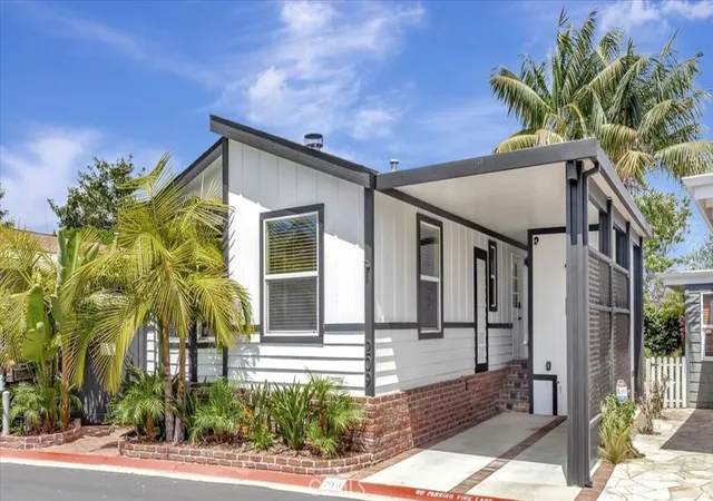 3rd image of 209 Tremont Dr, Newport Beach, CA 92660 | MLS# NP26056032