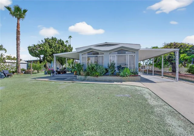 Photo 2 of Manufactured home for sale at 780 Santa Clara Cir, Hemet, CA 92543 | MLS# IG26059051 | Listing updated on 2026-09-30