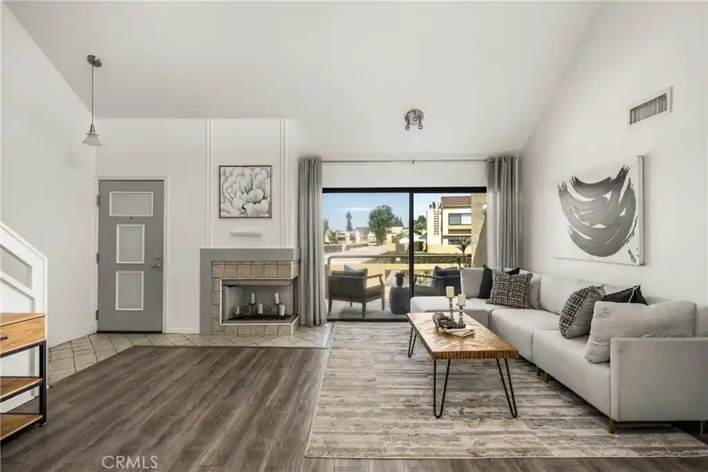 Listing Photo 2 - Condo for sale in 25712 Le Parc located at 25712 Le Parc, Lake Forest, CA 92630 - Unit #56