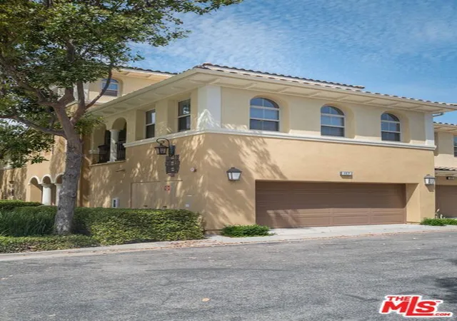 Listing Photo 1 - Condo for sale in building located at 107 Chantilly, Irvine, CA 92620 - Unit #