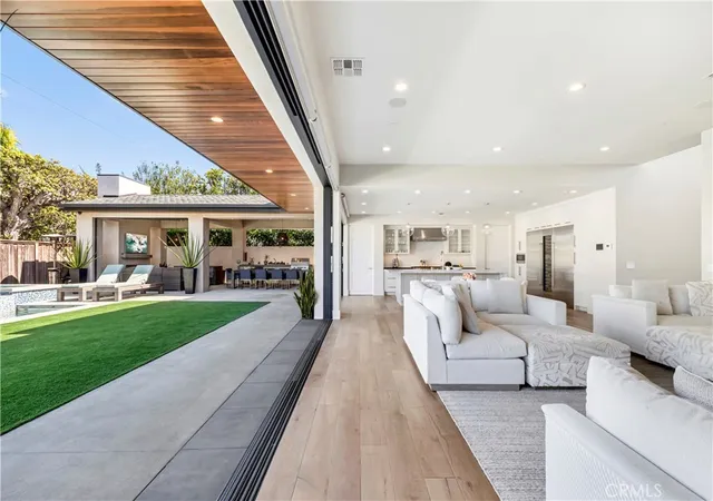 3rd image of 660 Kings Rd, Newport Beach, CA 92663 | MLS# LG26057879