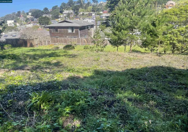 Photo 2 of Sale Pending at 490 Clarendon Rd, Pacifica, CA 94044 | MLS# 41127761 | Listing updated on 2026-09-30
