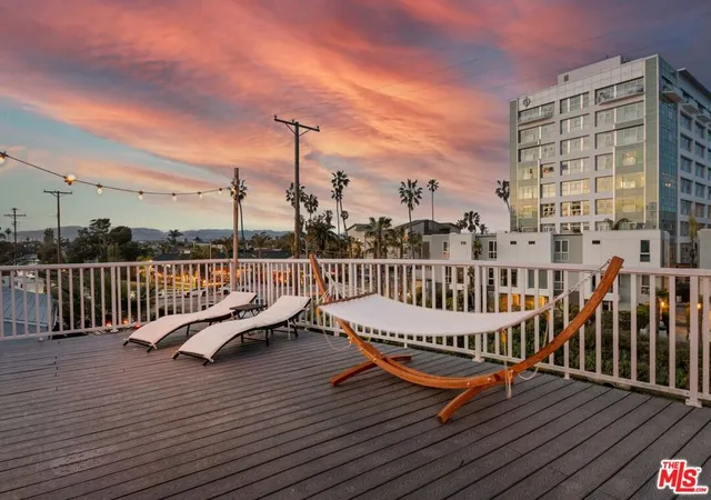 3rd image of 3115 Strongs Dr, Venice, CA 90292 | MLS# 26667257