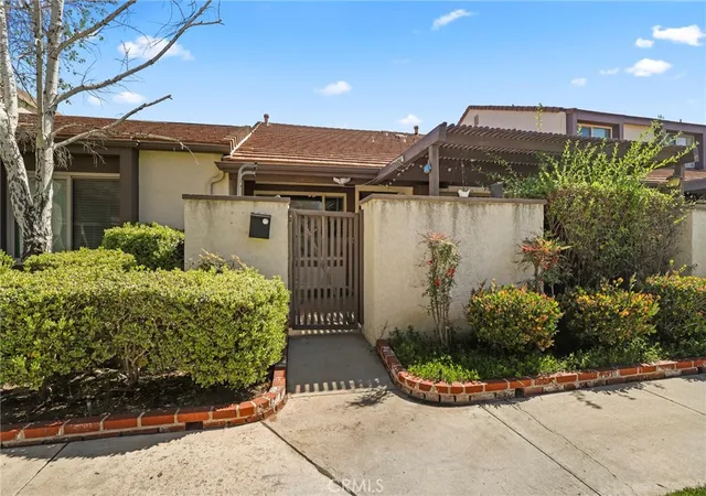 Townhouse for sale at 24662 Golfview Dr, Valencia, CA 91355 | MLS# PF26057899