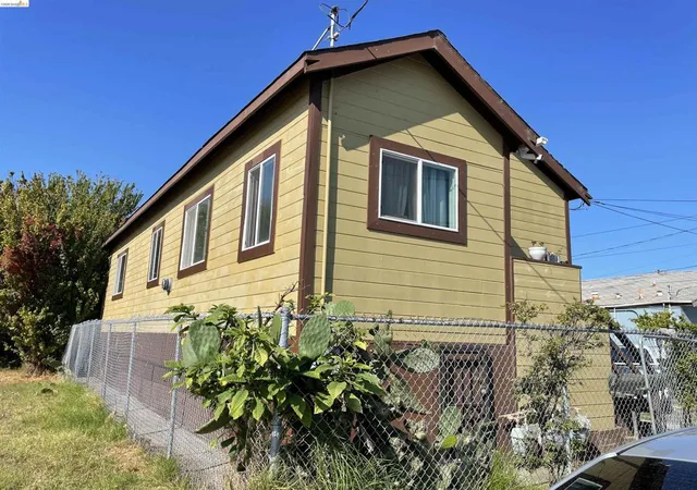 2nd image of 381 S 34th St, Richmond, CA 94804 | MLS# 41127971