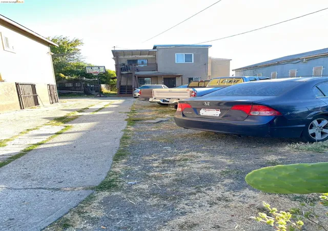 3rd image of 381 S 34Th St, Richmond, CA 94804 | MLS# 41127971