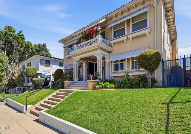 2nd image of 142 S Manhattan Pl, Los Angeles, CA 90004 | MLS# P1-26354