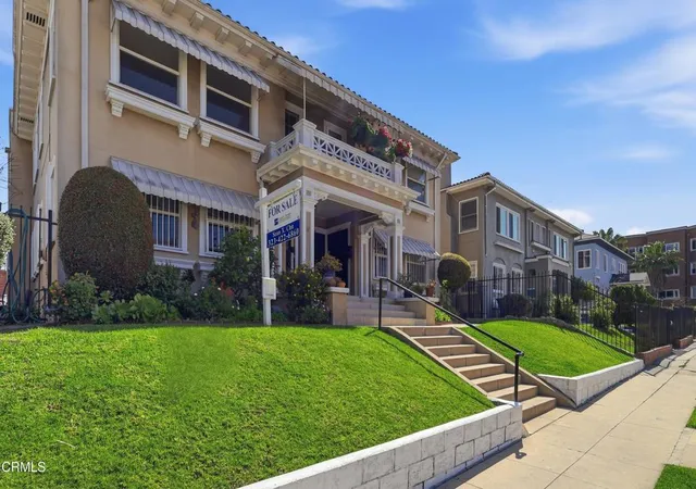 3rd image of 142 S Manhattan Pl, Los Angeles, CA 90004 | MLS# P1-26354