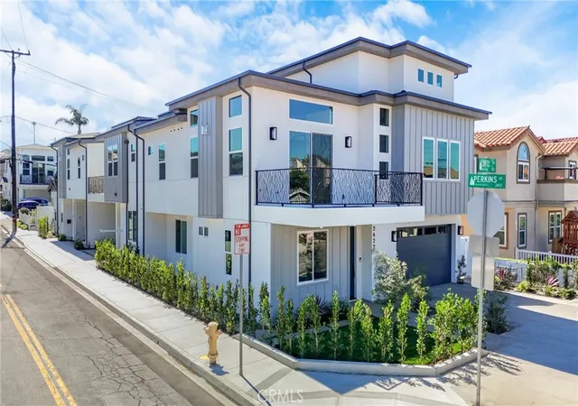 Photo 2 of Townhouse for sale at 2409 Perkins Ln, Redondo Beach, CA 90278 | MLS# SB26062760 | Listing updated on 2026-10-11