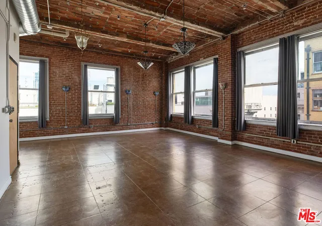 1st image of 215 W 7th St #1302, Los Angeles, CA 90014 | MLS# 26665605