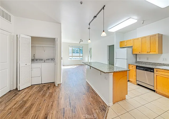 3rd image of Savoy Condominiums, Los Angeles, CA 90012