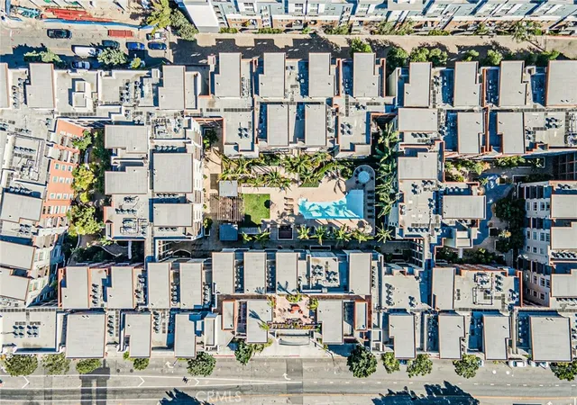2nd image of Savoy Condominiums, Los Angeles, CA 90012