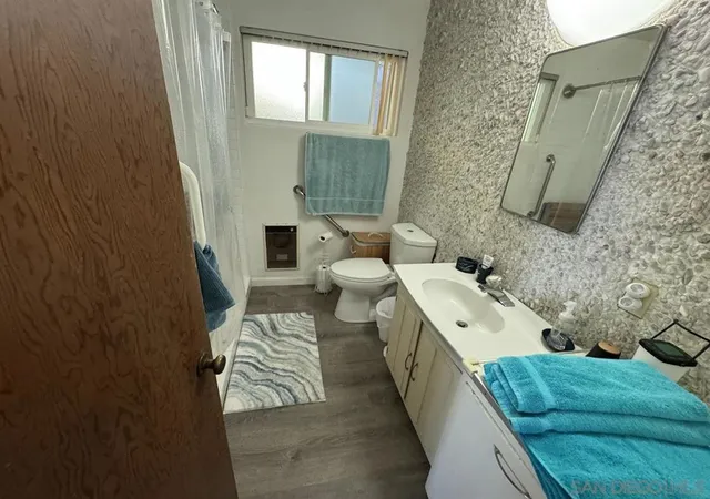 Listing Photo 2 - Condo for sale in building located at 4933 35 Ocean Blvd, San Diego, CA 92109 - Unit #