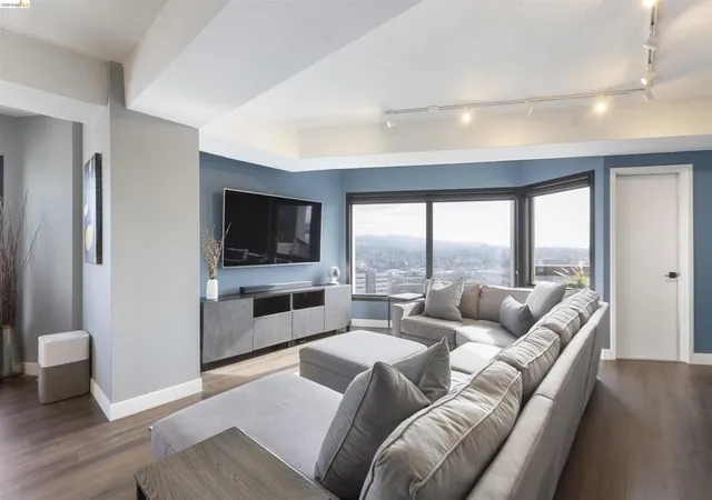 2nd image of 6363 Christie Ave #2327, Emeryville, CA 94608 | MLS# 41128342