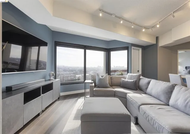 3rd image of 6363 Christie Ave #2327, Emeryville, CA 94608 | MLS# 41128342