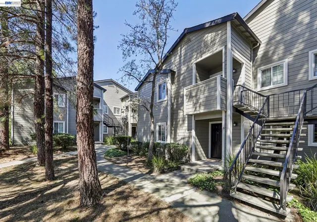 3rd image of 630 Cyn Oaks Dr, Oakland, CA 94605